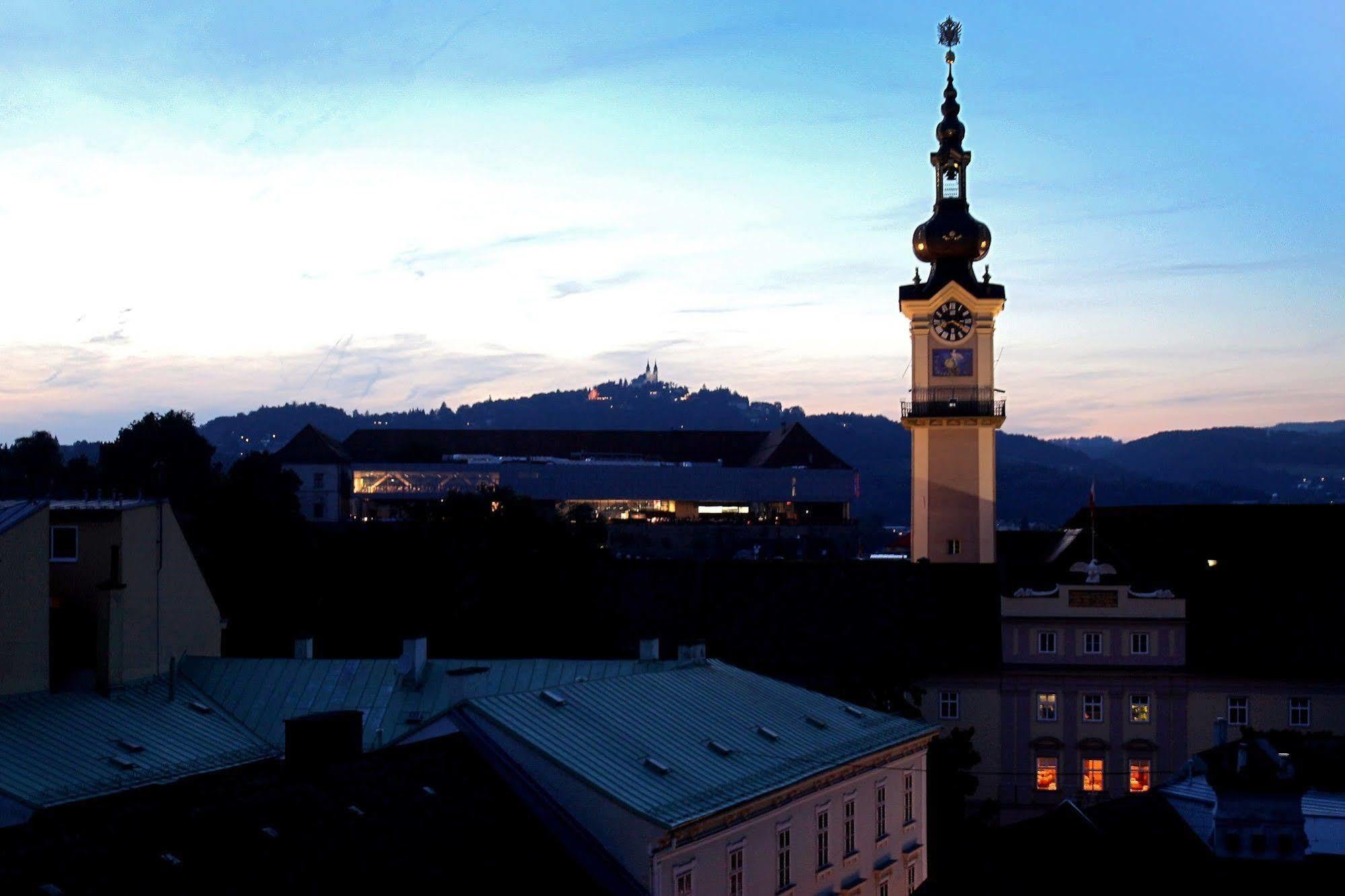 Hotel Schwarzer Baer Linz Esterno foto